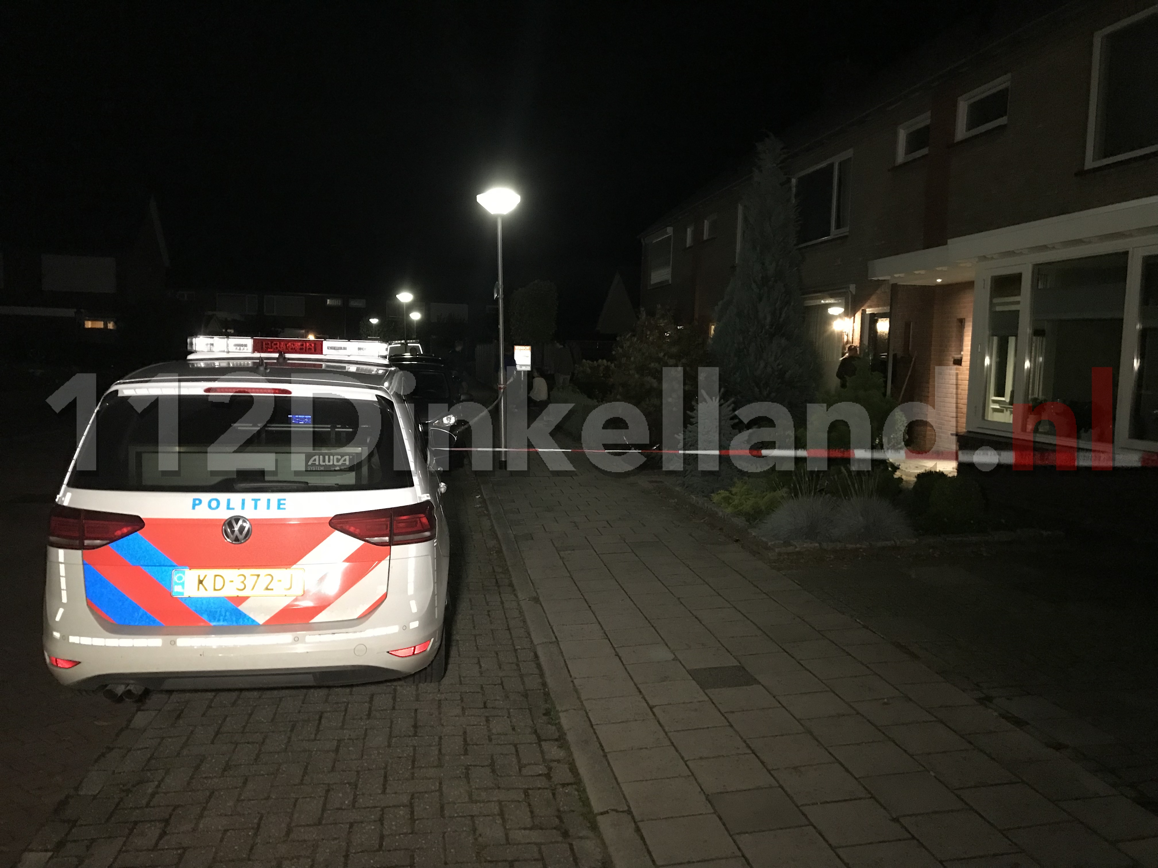 Foto 2: Vrouw gewond aangetroffen achter woning in Denekamp; politie doet onderzoek