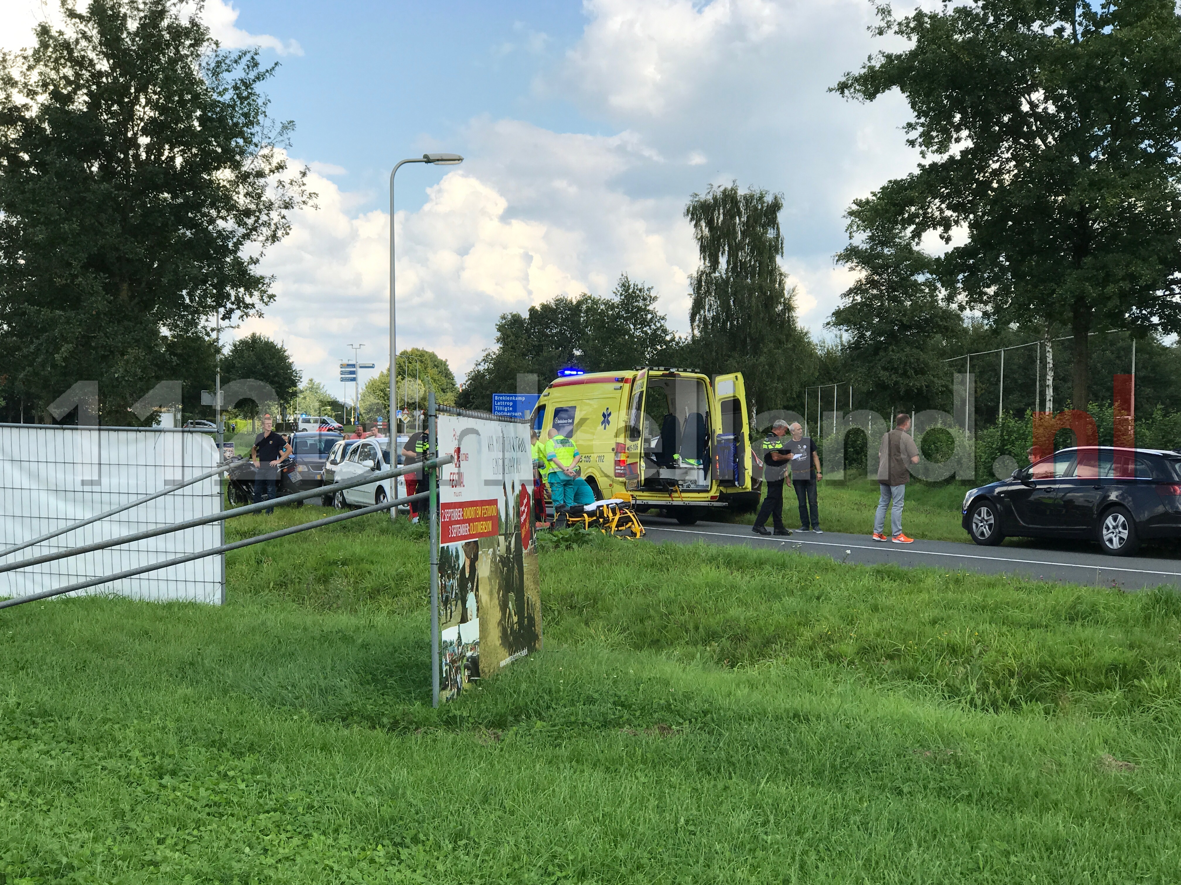 Foto 2: Motorrijder gewond bij aanrijding in Denekamp; traumahelikopter ter plaatse