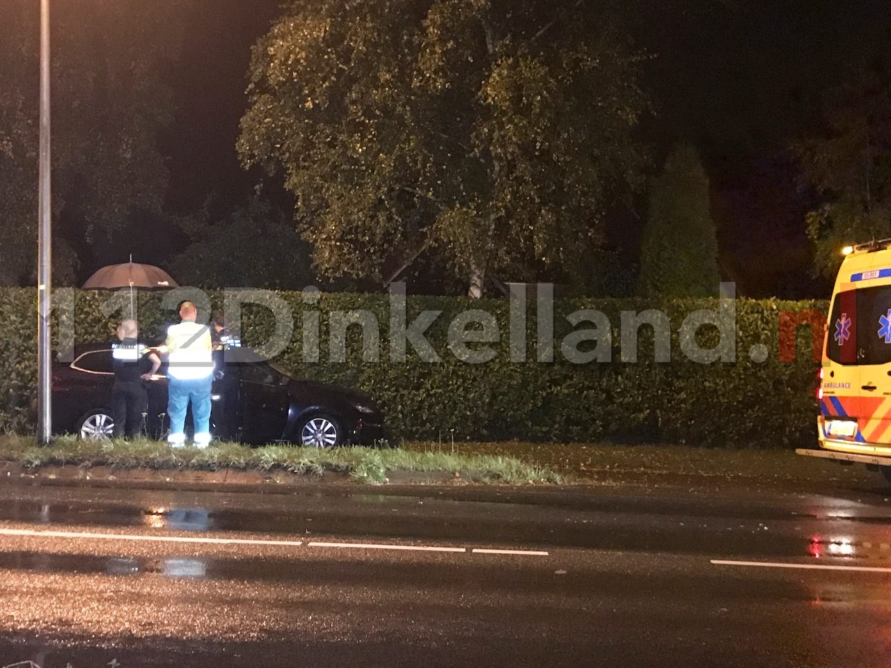 Video: Automobilist raakt vluchtheuvel in Weerselo en komt in haag terecht