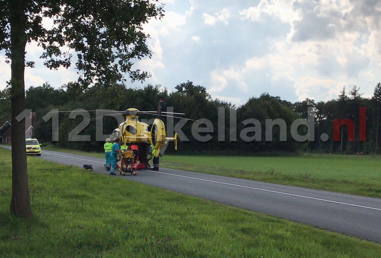 Video: Motorrijder gewond bij aanrijding in Denekamp; traumahelikopter ter plaatse