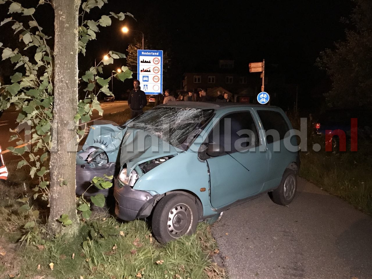 Foto 2: Bestuurder met spoed naar het ziekenhuis na ongeval in Denekamp