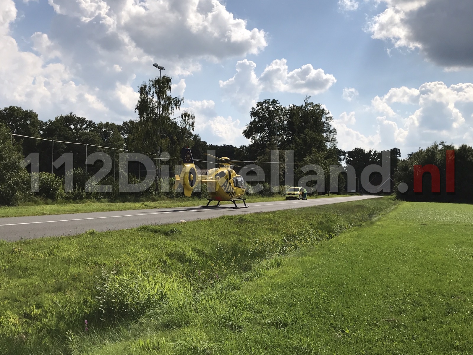 Motorrijder gewond bij aanrijding in Denekamp; traumahelikopter ter plaatse