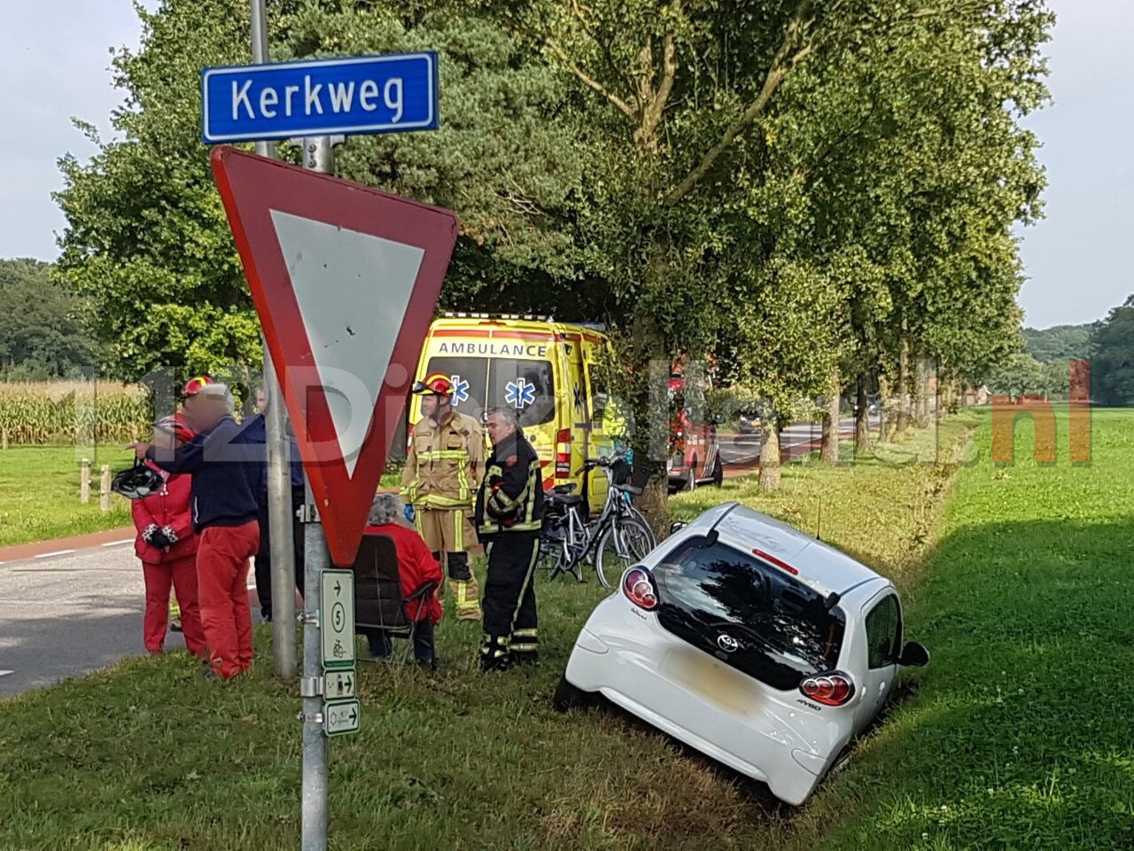 Automobilist belandt in sloot Tilligte