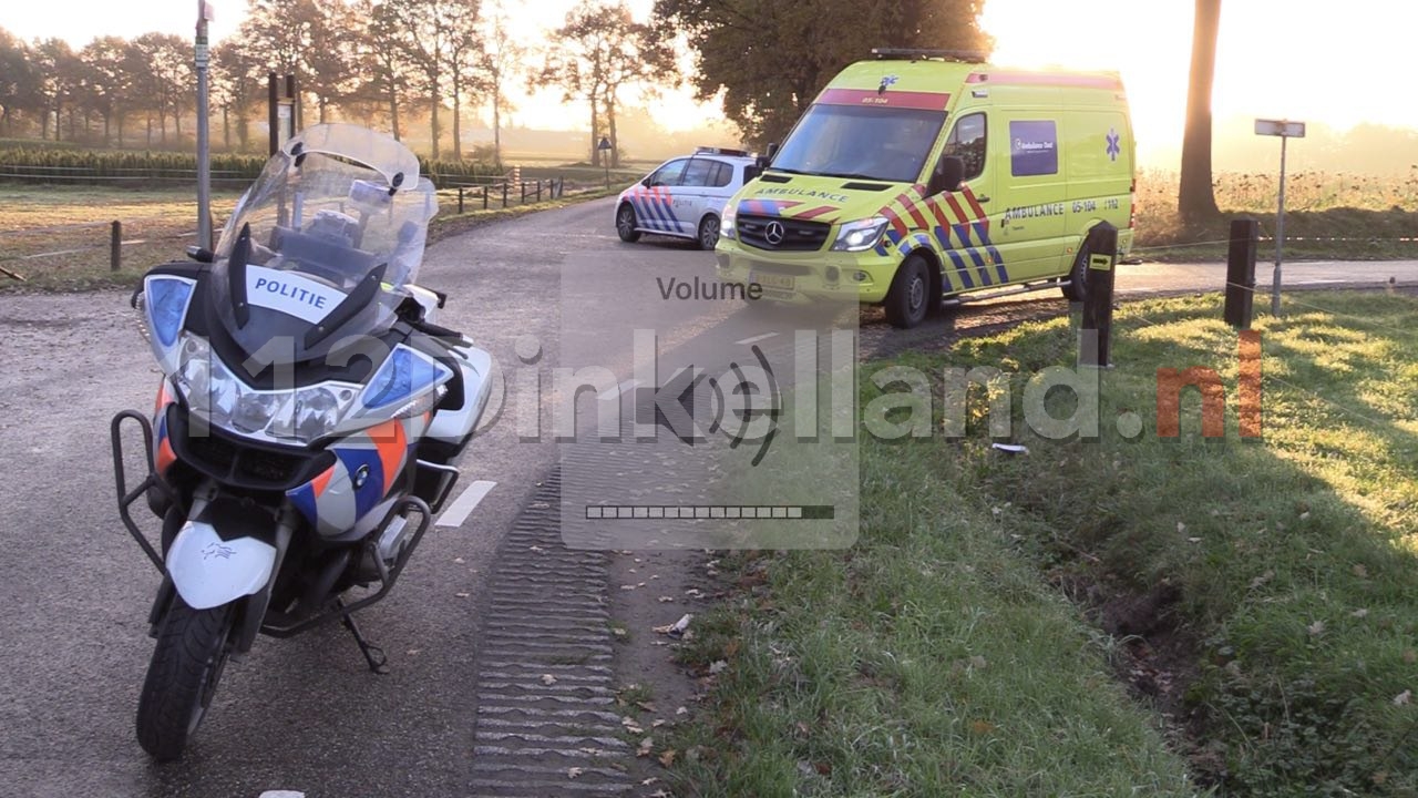 Video: Fietsster gewond naar het ziekenhuis na aanrijding in Saasveld