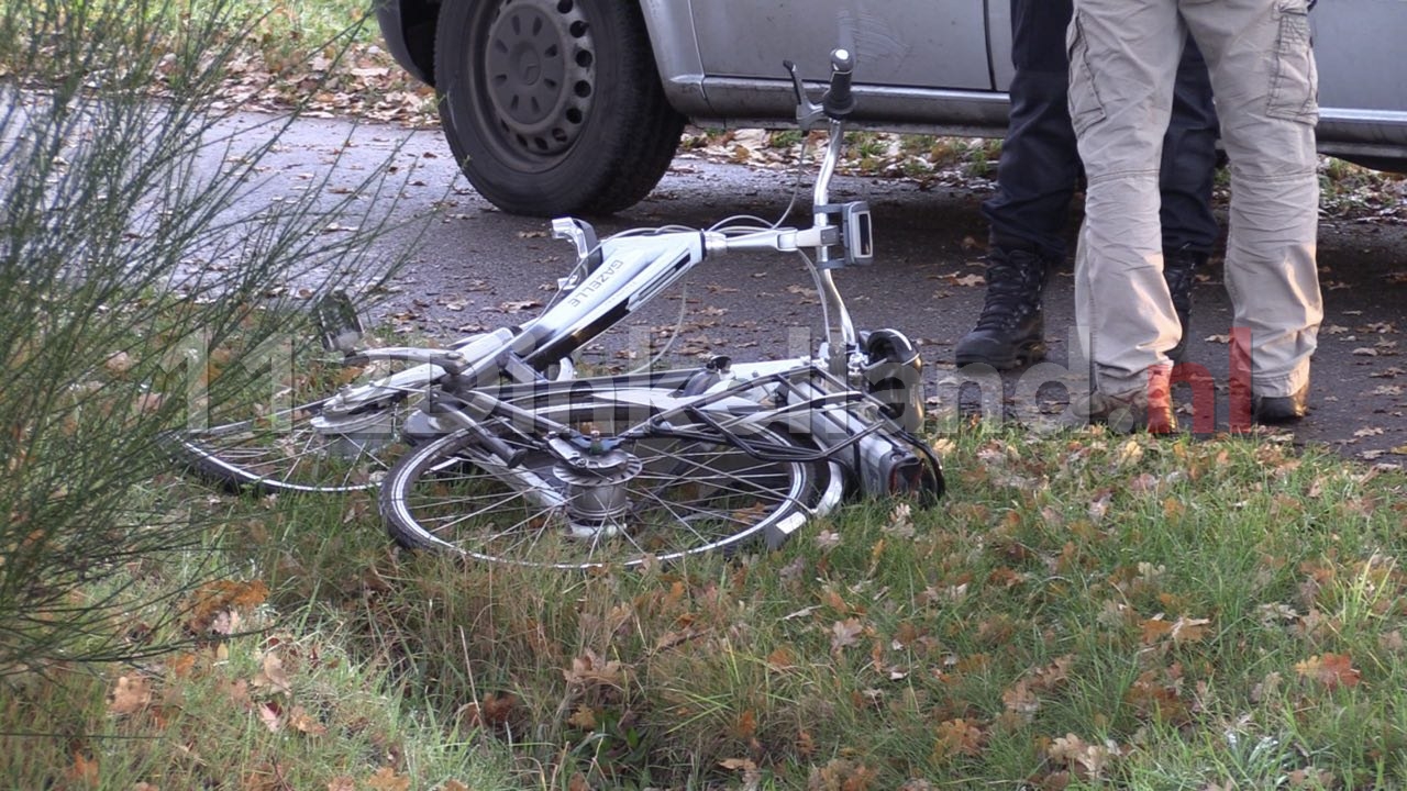 Fietsster gewond naar het ziekenhuis na aanrijding in Saasveld