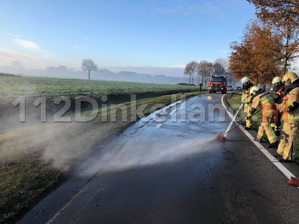 Foto: Brandweer reinigt wegdek Scandinaviëroute in Denekamp