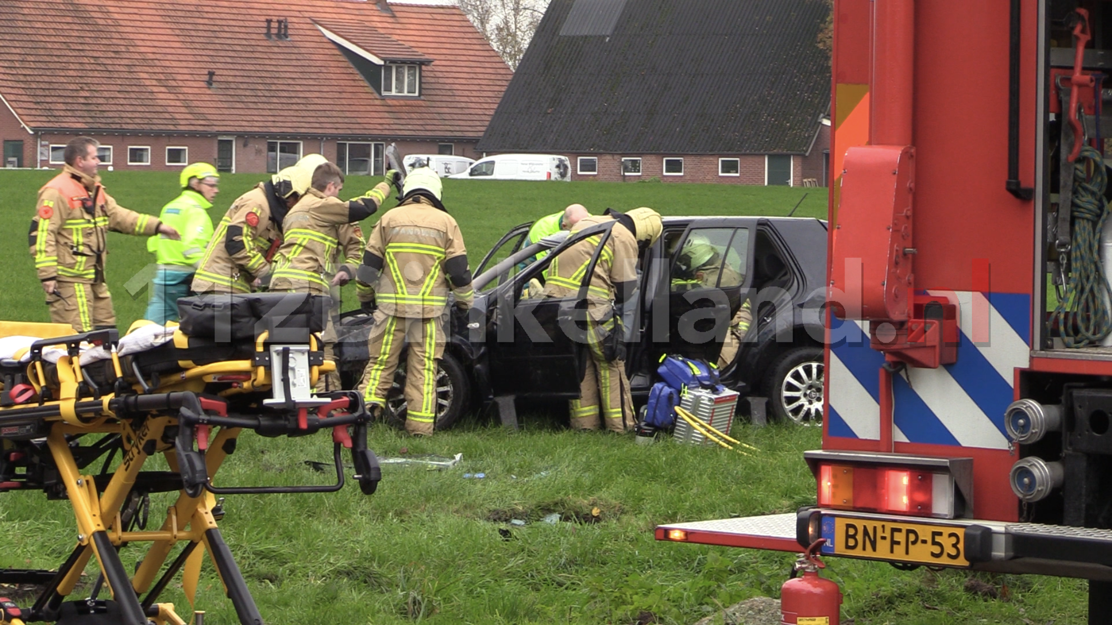 Video: Twee vrouwen bevrijdt uit auto na ongeval in Denekamp