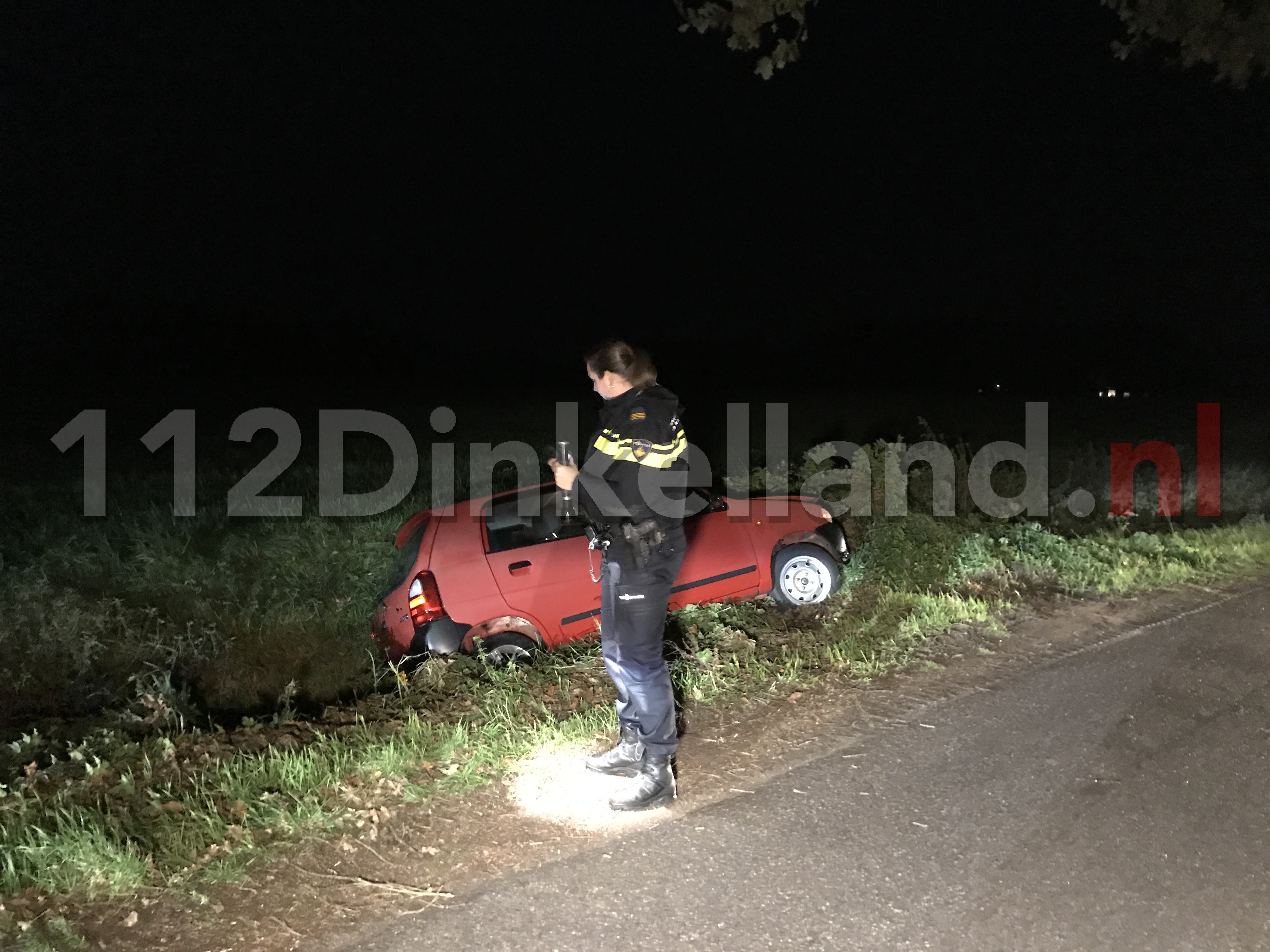 Video: Auto in sloot Fleringen; automobiliste naar het ziekenhuis