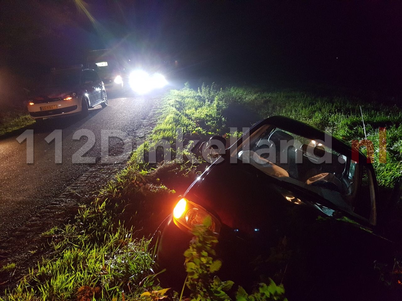 Auto in sloot Fleringen; automobiliste naar het ziekenhuis