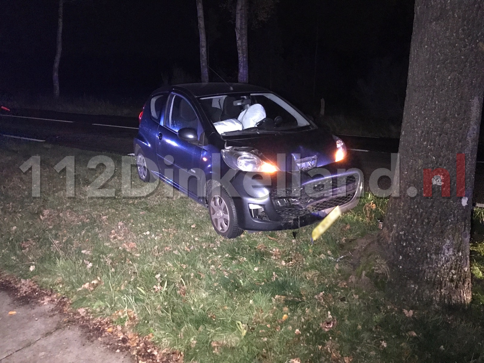 Vrouw komt met auto tegen boom Rossumerstraat