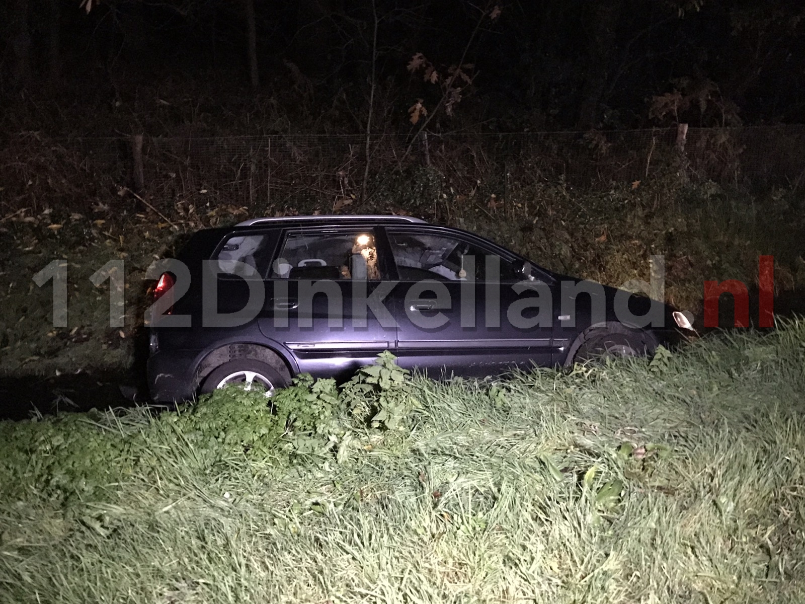 Vrachtwagen en twee auto’s botsen op de A1 bij Deurningen, één in de sloot