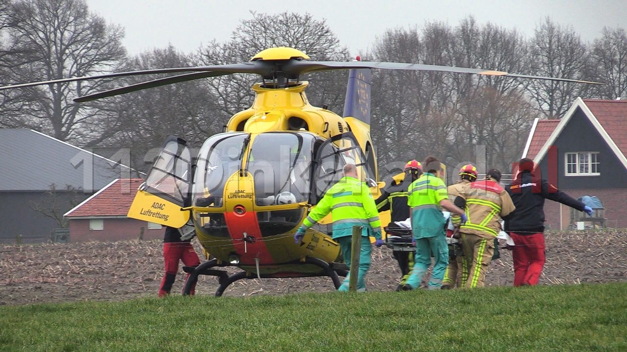 Foto 2: Man komt tijdens snoeiwerkzaamheden onder boom in Lattrop-Brekelenkamp; traumahelikopter ingezet