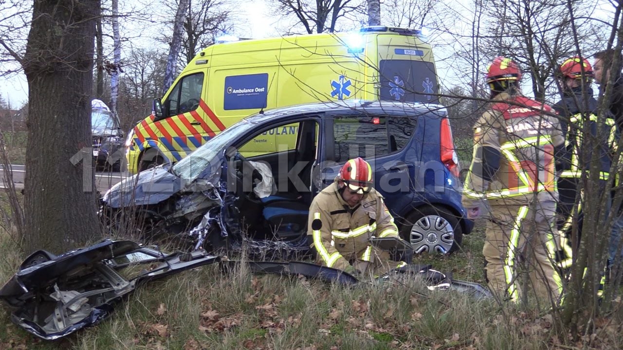 UPDATE (video): Twee gewonden bij frontale aanrijding in Agelo