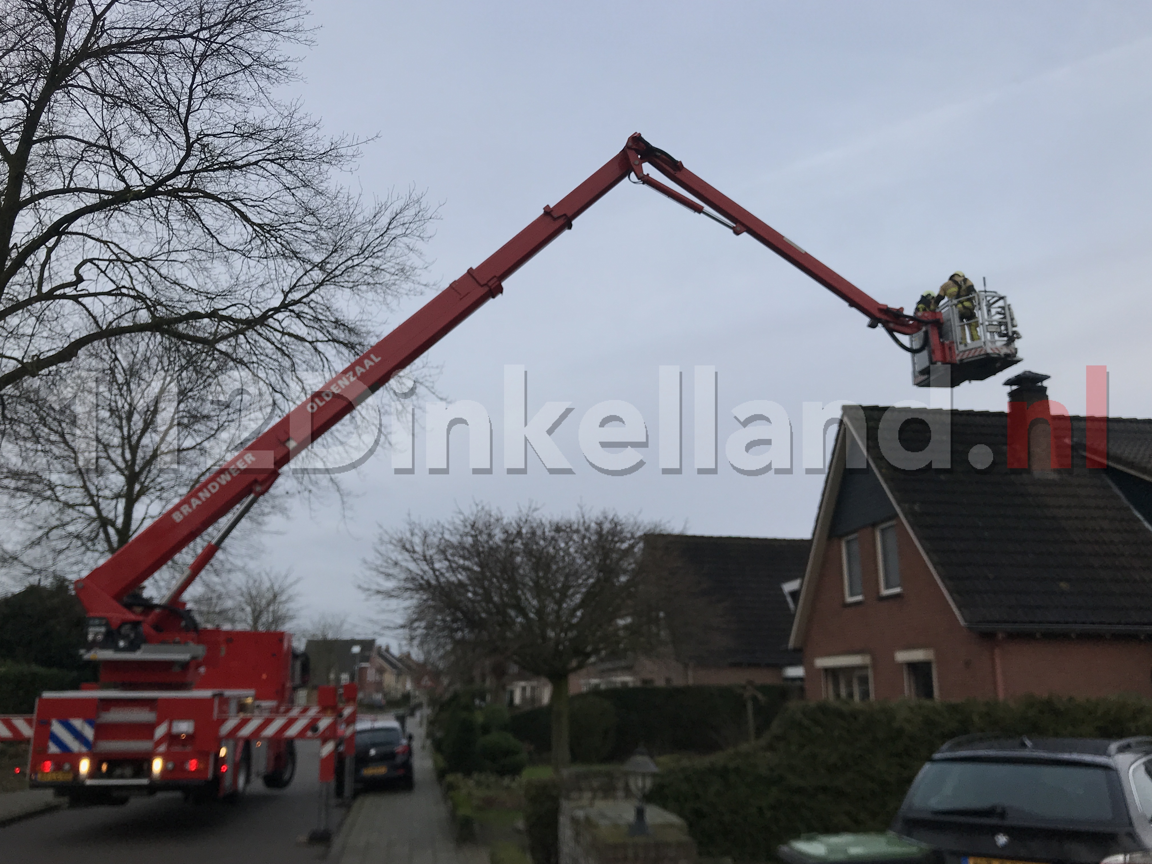 Video: Vlammen uit schoorsteen bij brand in Denekamp