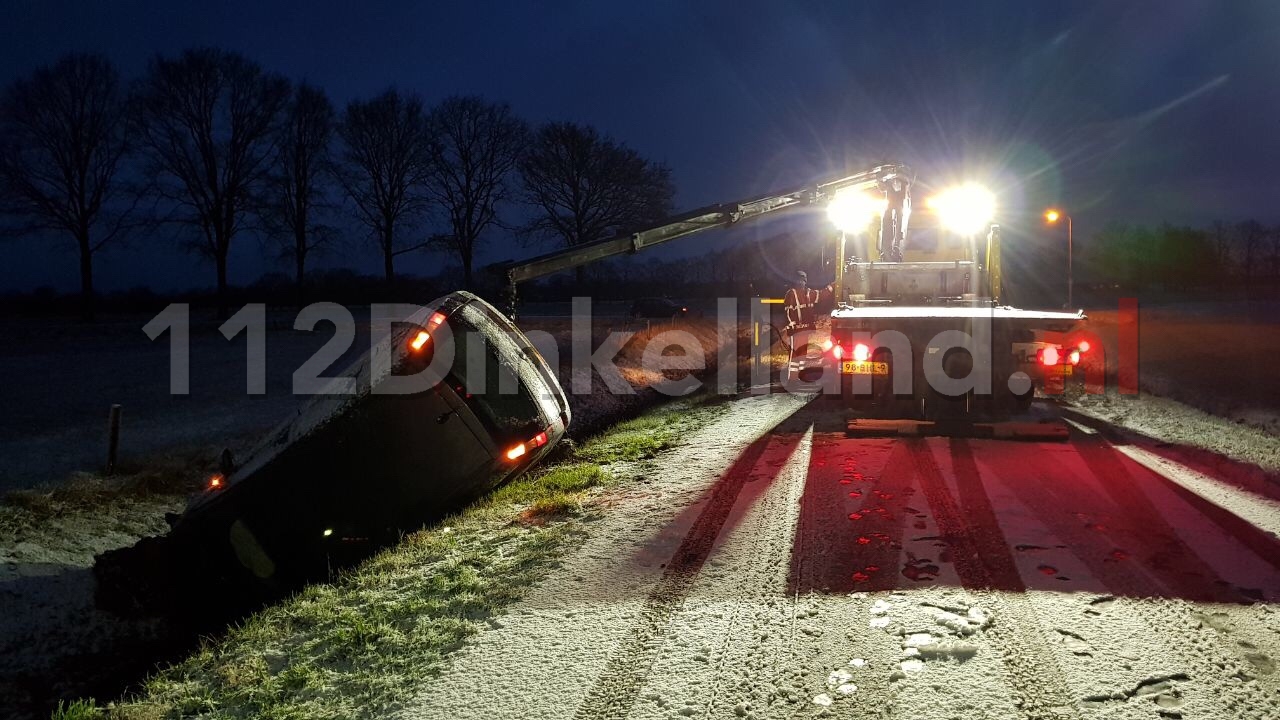 Auto raakt van de weg en belandt op de kop in de sloot in Denekamp