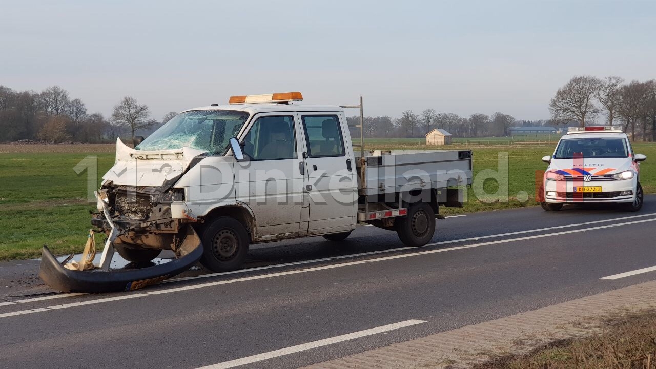 Busje botst achter op vrachtwagen op de N343 bij Tubbergen