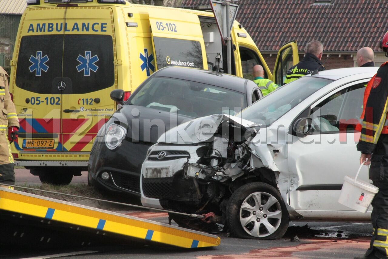 Twee gewonden bij frontale aanrijding tussen twee auto’s in Weerselo