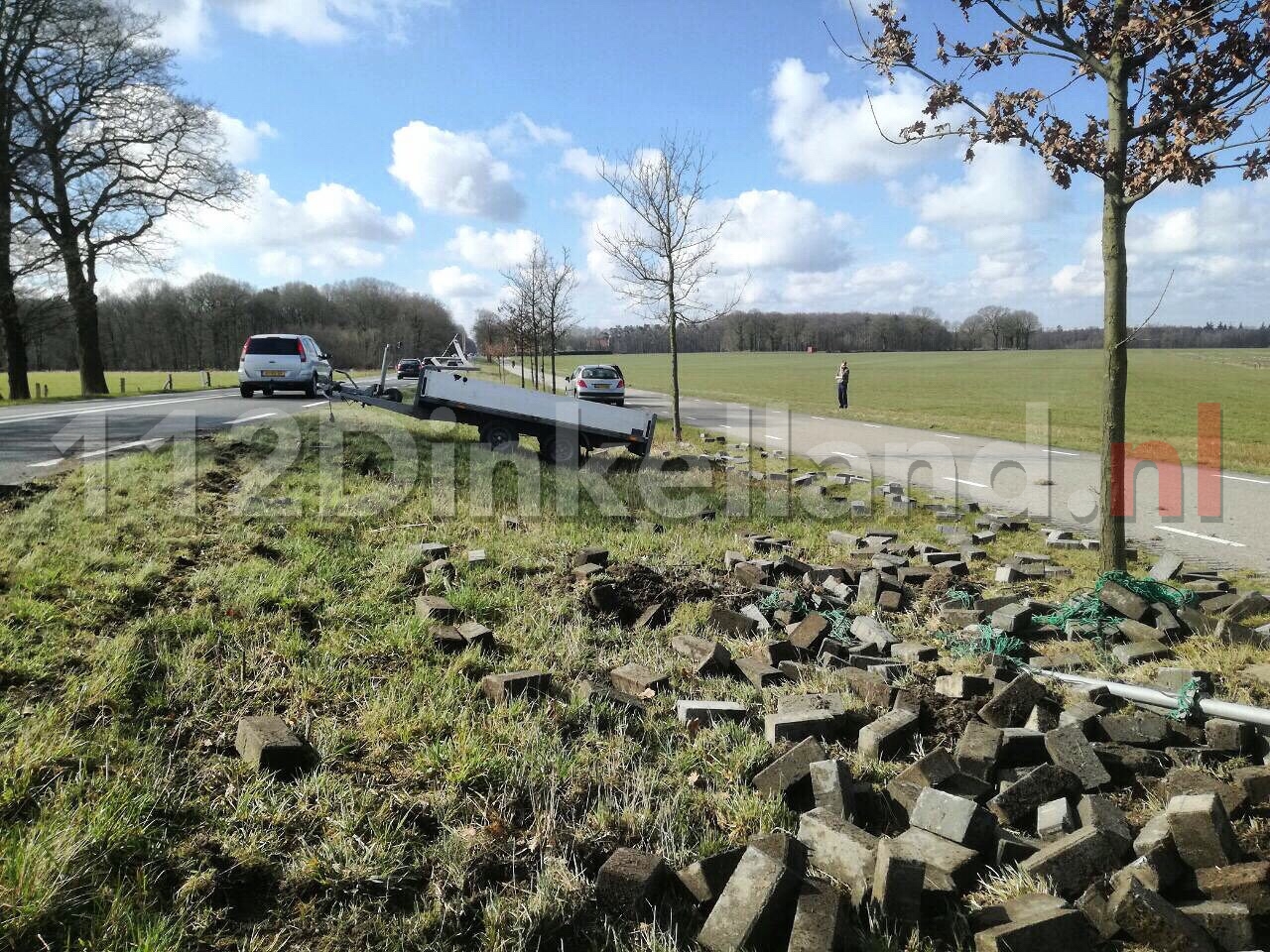Automobilist verliest aanhangwagen met stenen tussen Oldenzaal en Denekamp