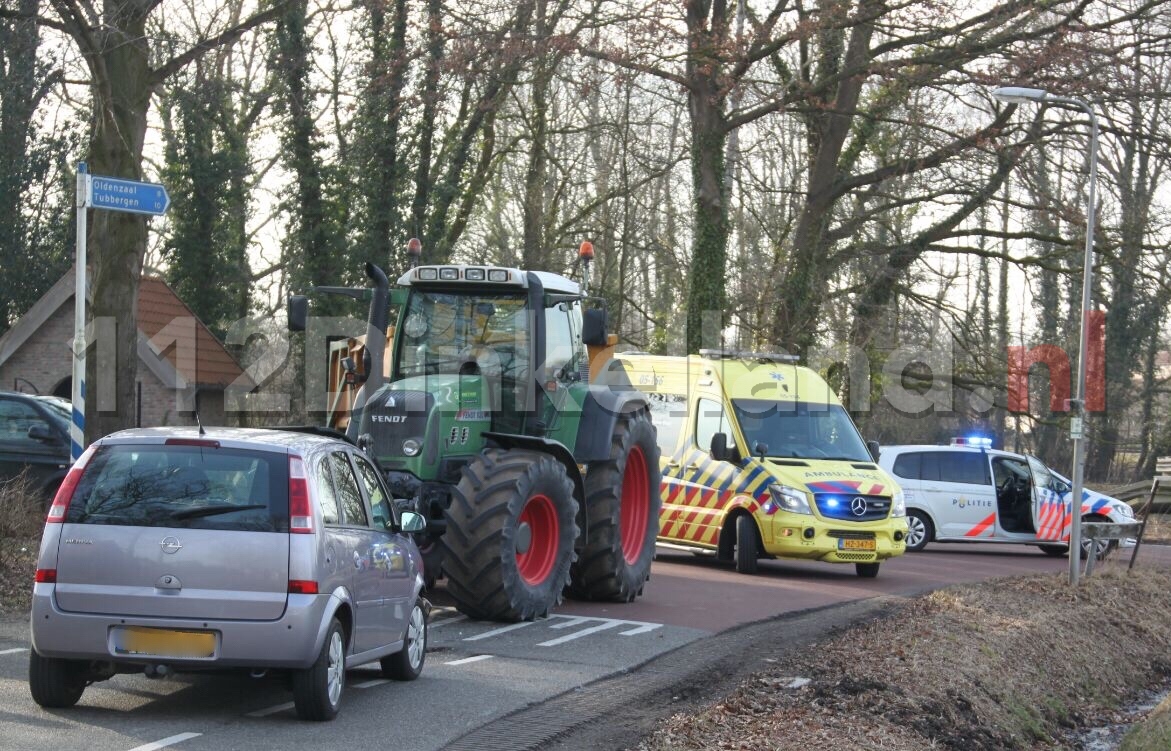 Automobilist gewond na aanrijding met trekker in Weerselo