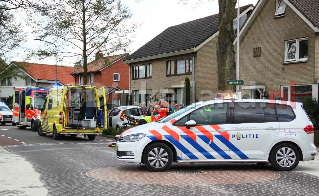 Ernstige aanrijding tussen auto en fietsster in Denekamp; traumahelikopter ingezet