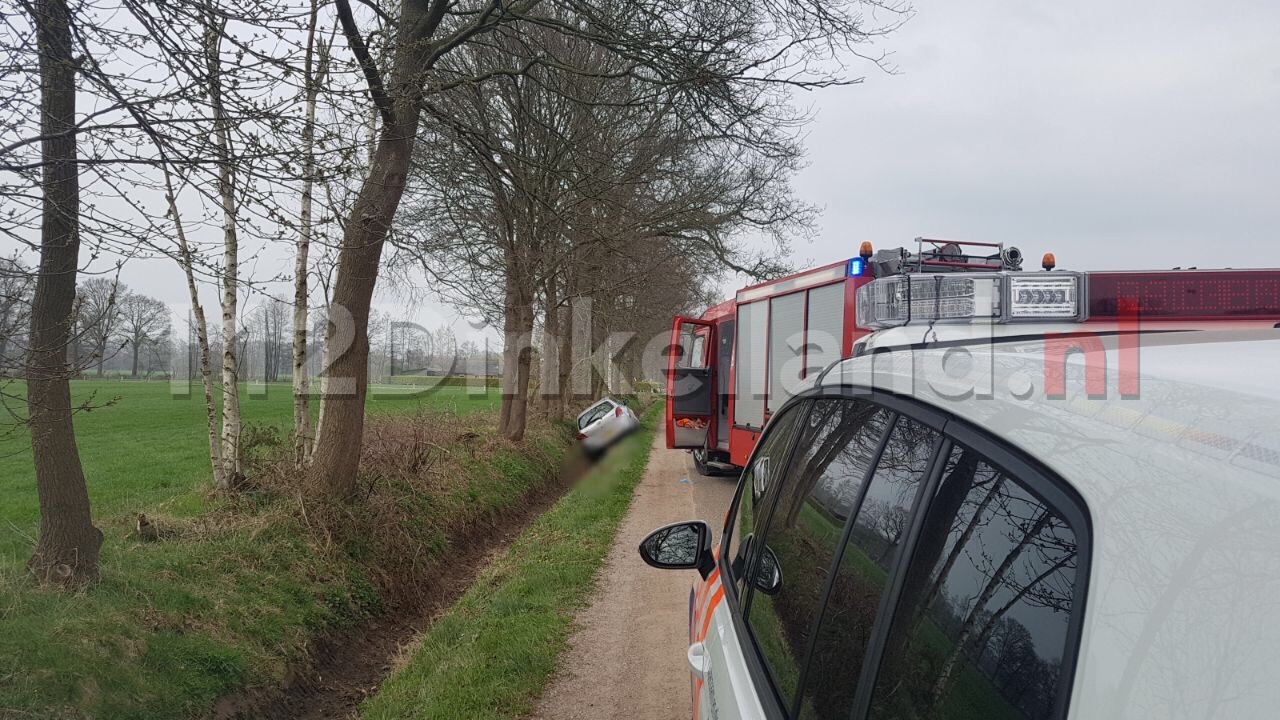 Auto belandt in sloot Saasveld