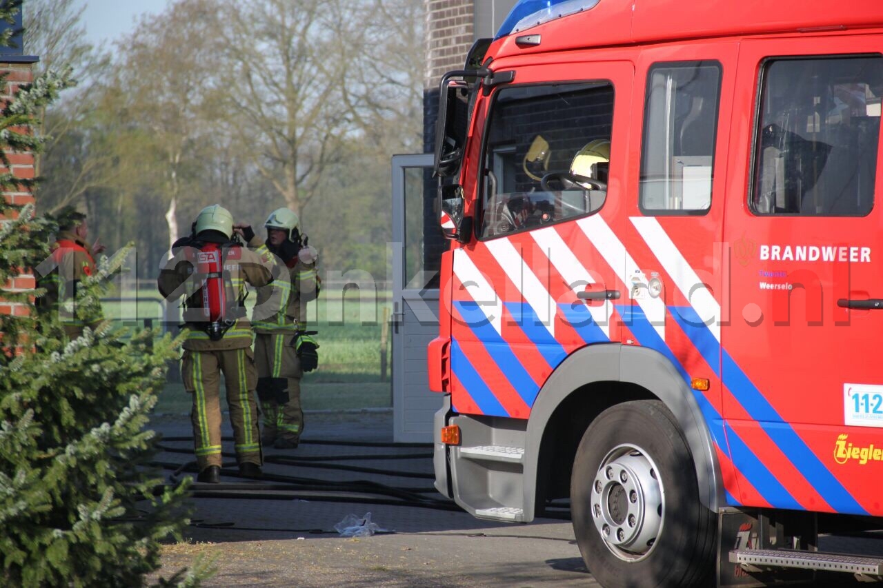 Kantoorpand in Weerselo vol rook na brand