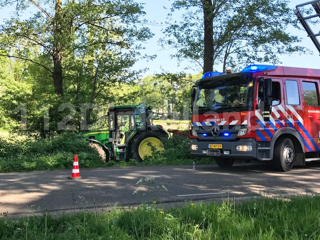 UPDATE (video): Bestuurder landbouwvoertuig in Saasveld raakt bekneld