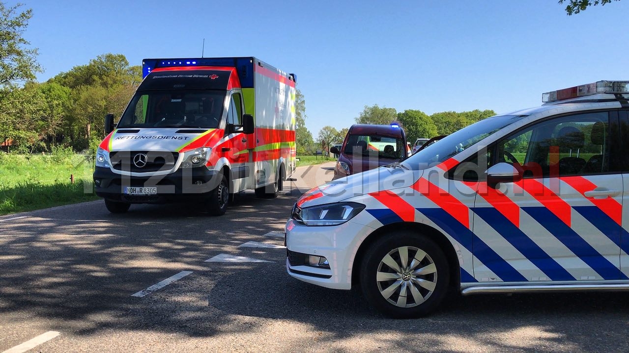 UPDATE (video): Fietsster met spoed overgebracht naar het ziekenhuis na aanrijding in Denekamp