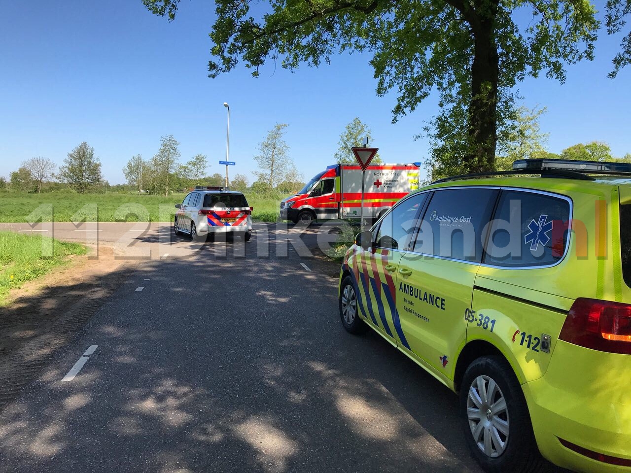 Fietsster met spoed overgebracht naar het ziekenhuis na aanrijding in Denekamp