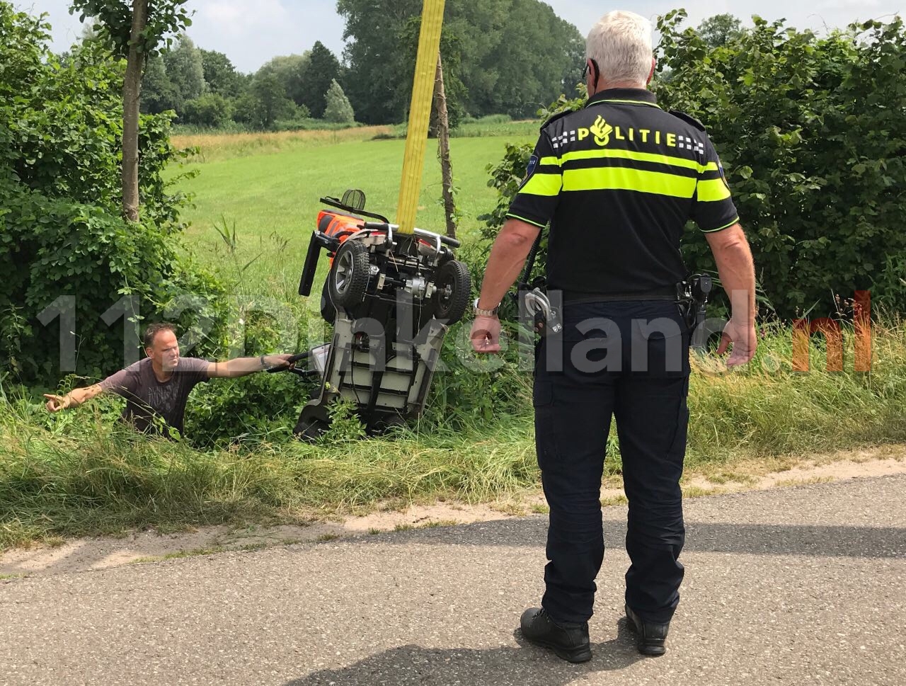 Man naar het ziekenhuis na val in sloot met scootmobiel in Saasveld