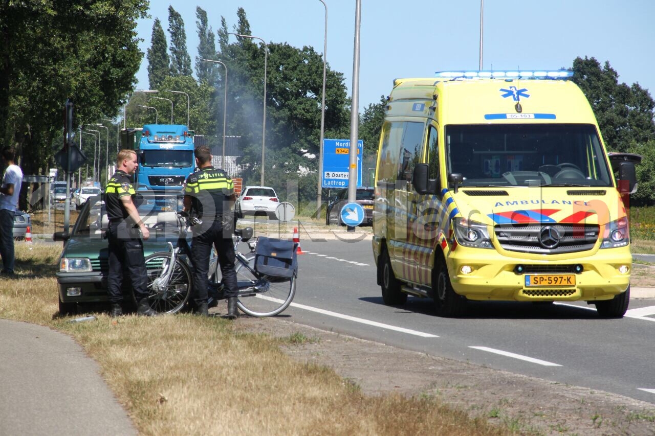 Fietser gewond naar het ziekenhuis na aanrijding met auto in Denekamp