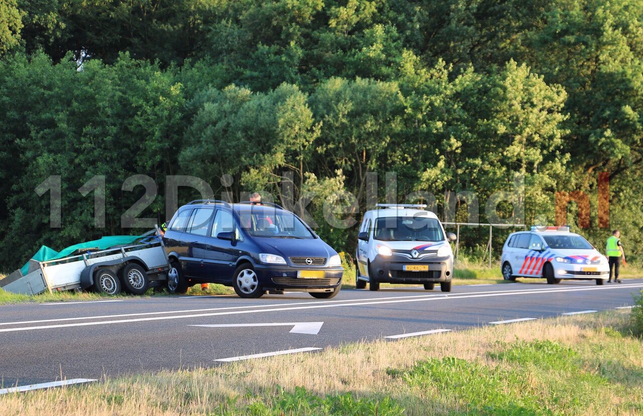Auto met aanhanger schaart op Denekamperstraat tussen Oldenzaal en Denekamp