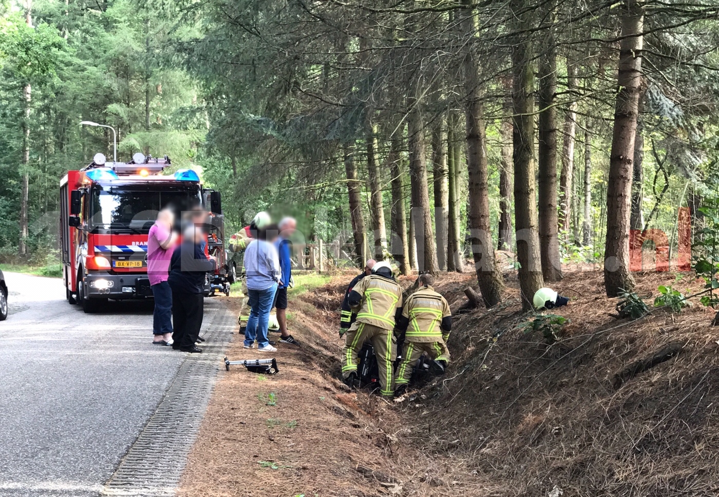 Brandweer haalt vrouw uit sloot na ongeval