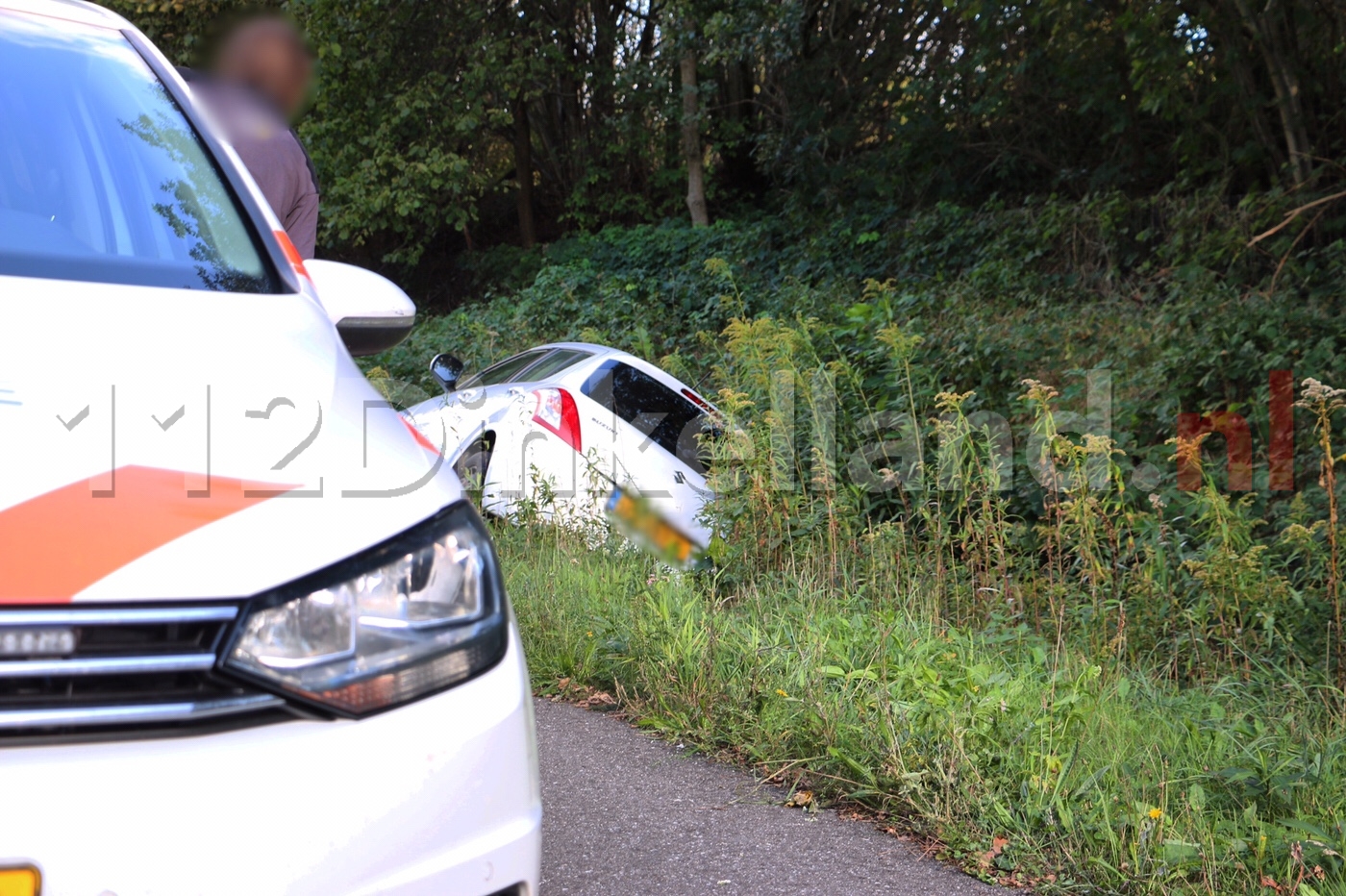 Bestuurster belandt met auto in sloot langs N342