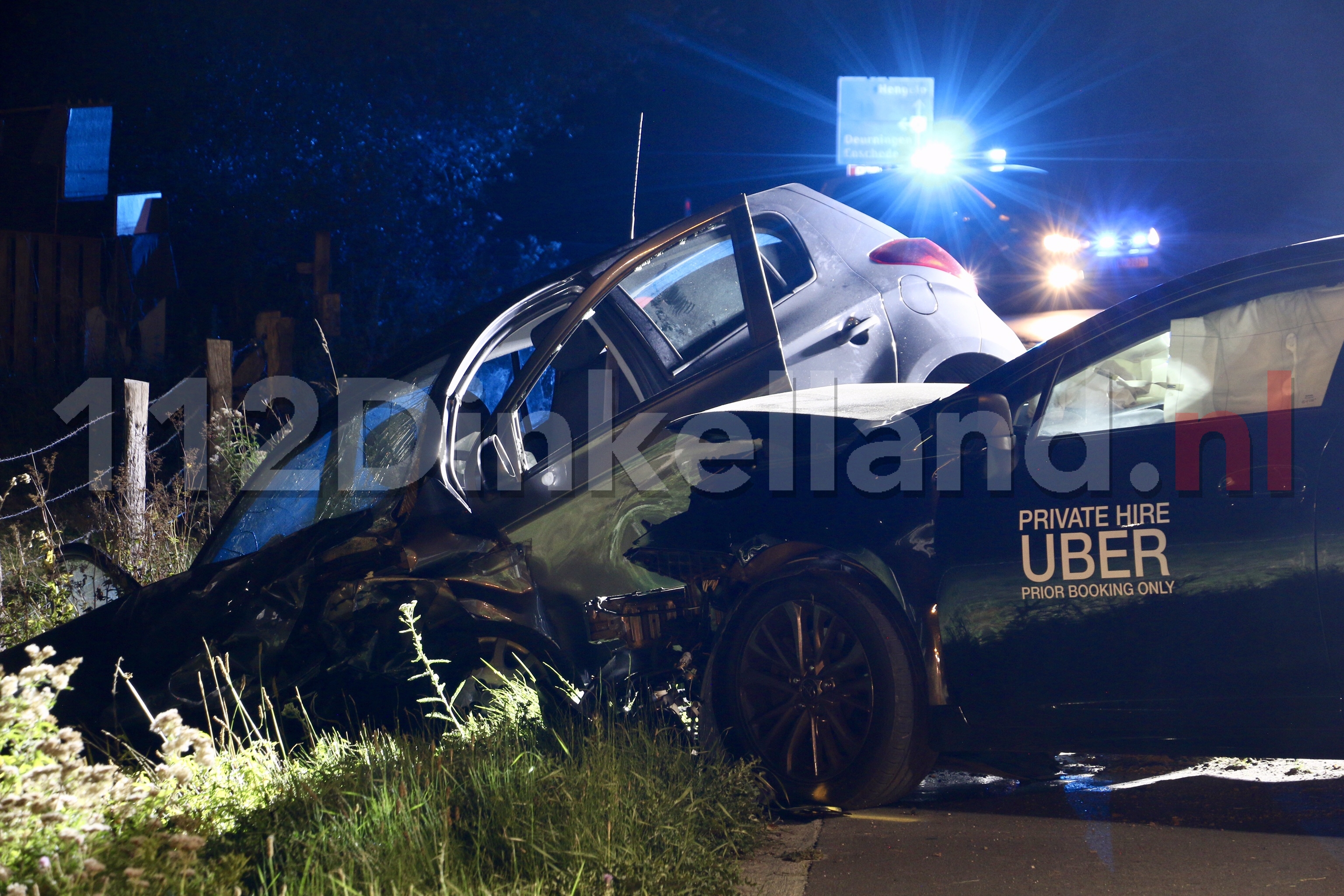 Engelse Uber-Taxi betrokken bij ernstig ongeval in Deurningen; vier personen naar het ziekenhuis