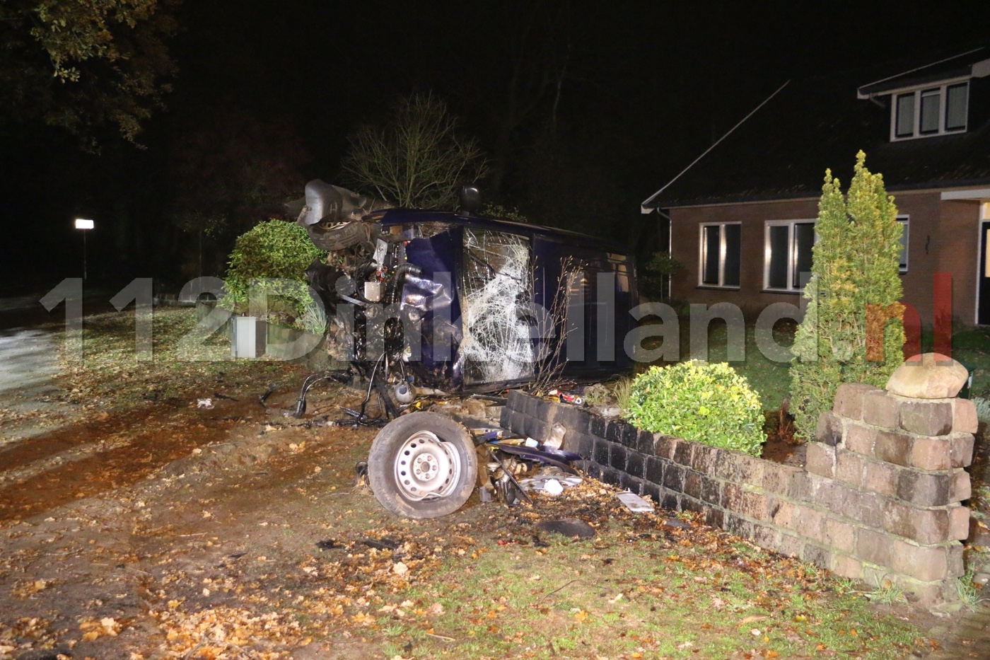 Ernstig ongeval in Saasveld; bestuurder knalt tegen boom en komt in tuin terecht