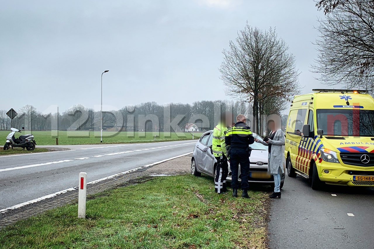 Scooterrijdster gewond naar het ziekenhuis na ongeval in Rossum