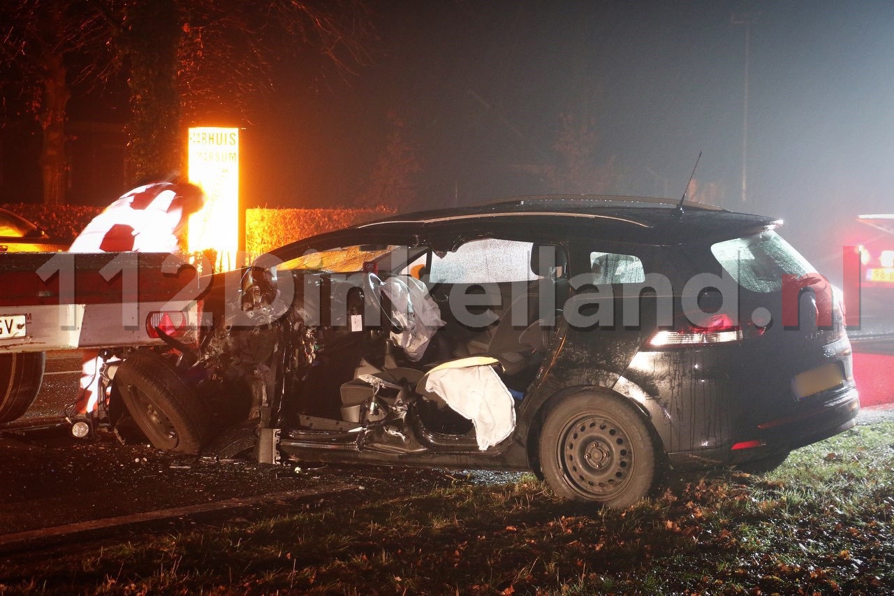 VIDEO: Ernstig ongeval in Agelo; bestuurder bekneld na aanrijding met oplegger