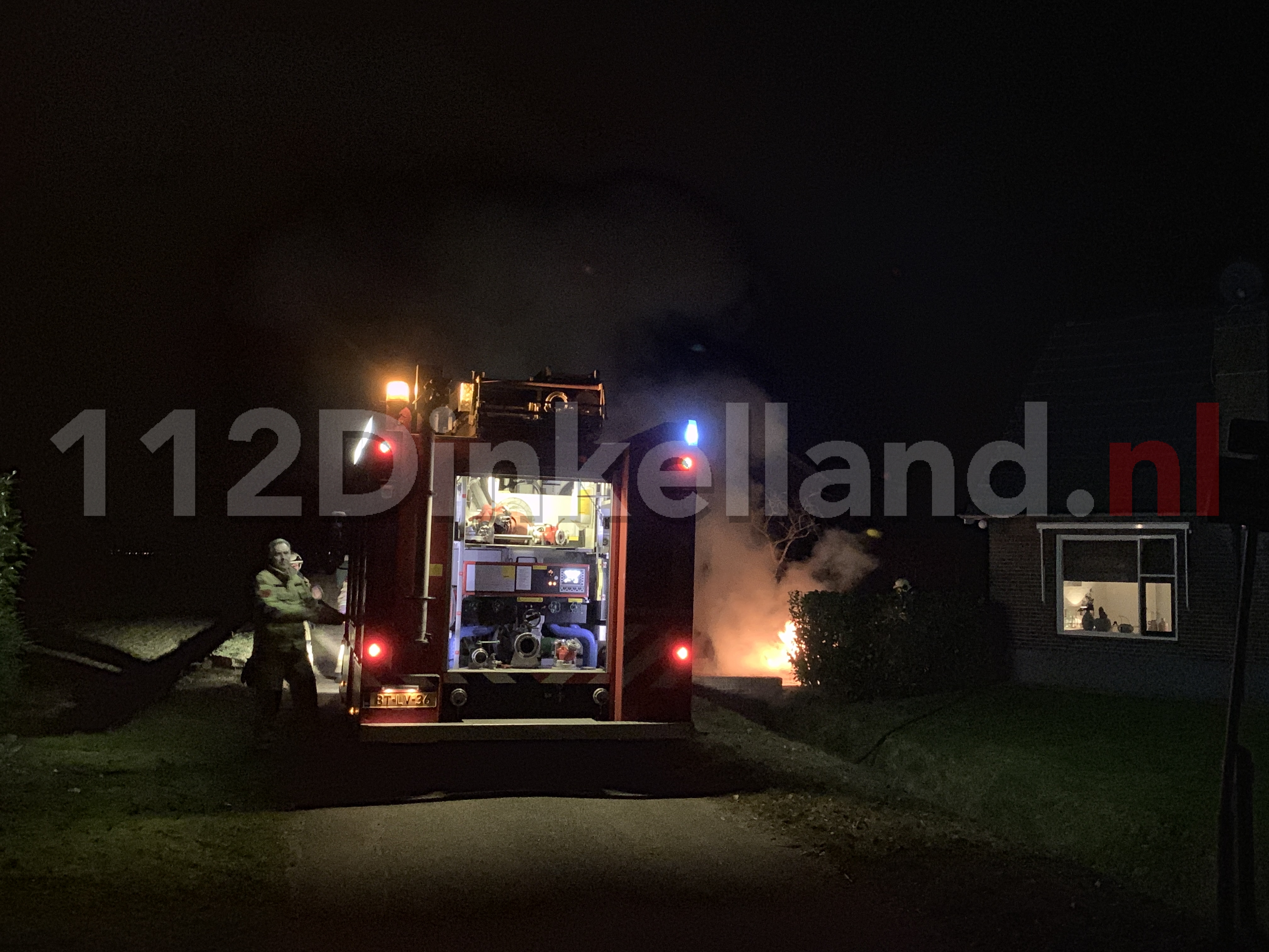Video: Auto in brand bij woning in Deurningen