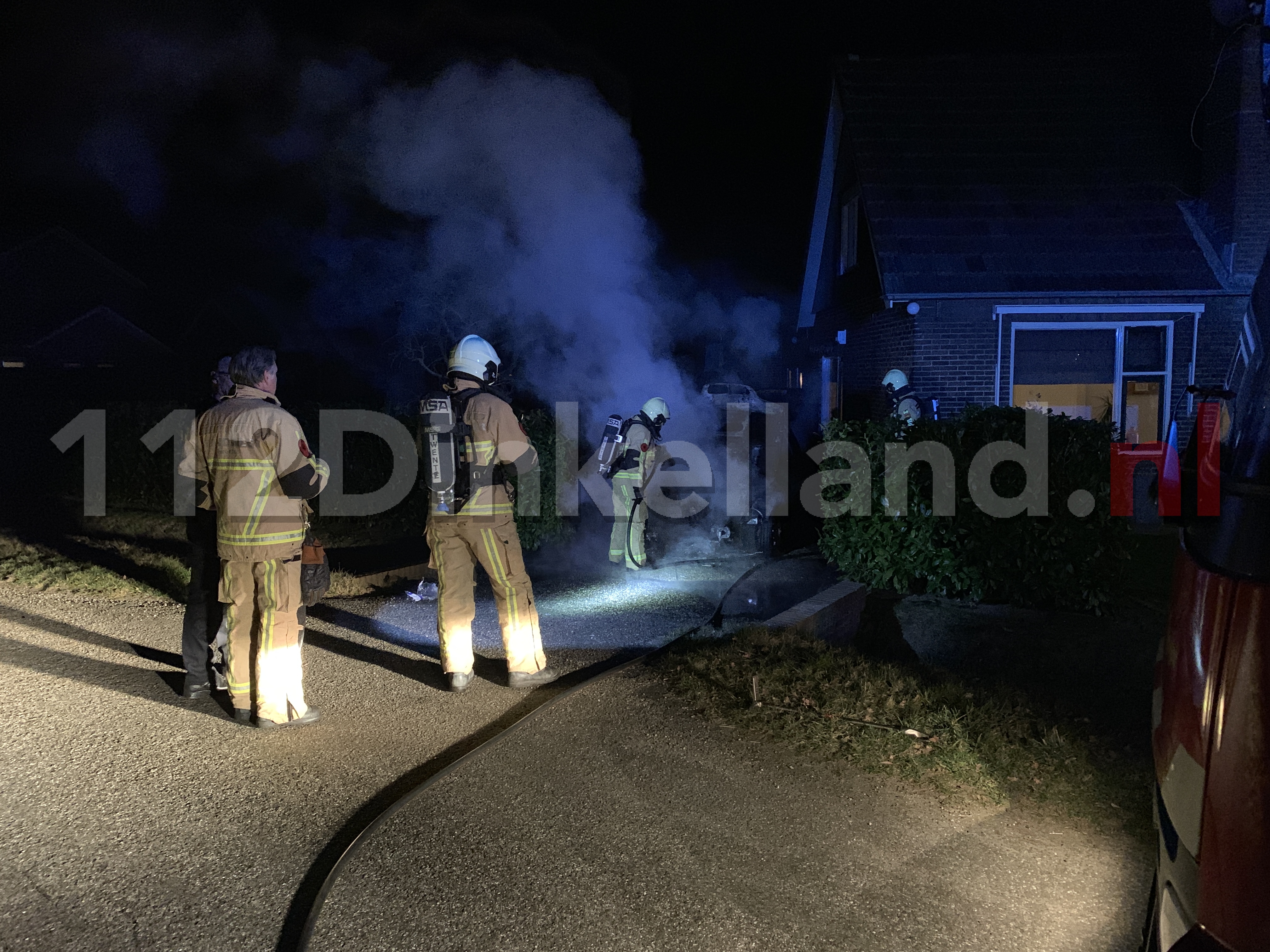 Foto 2: Auto in brand bij woning in Deurningen