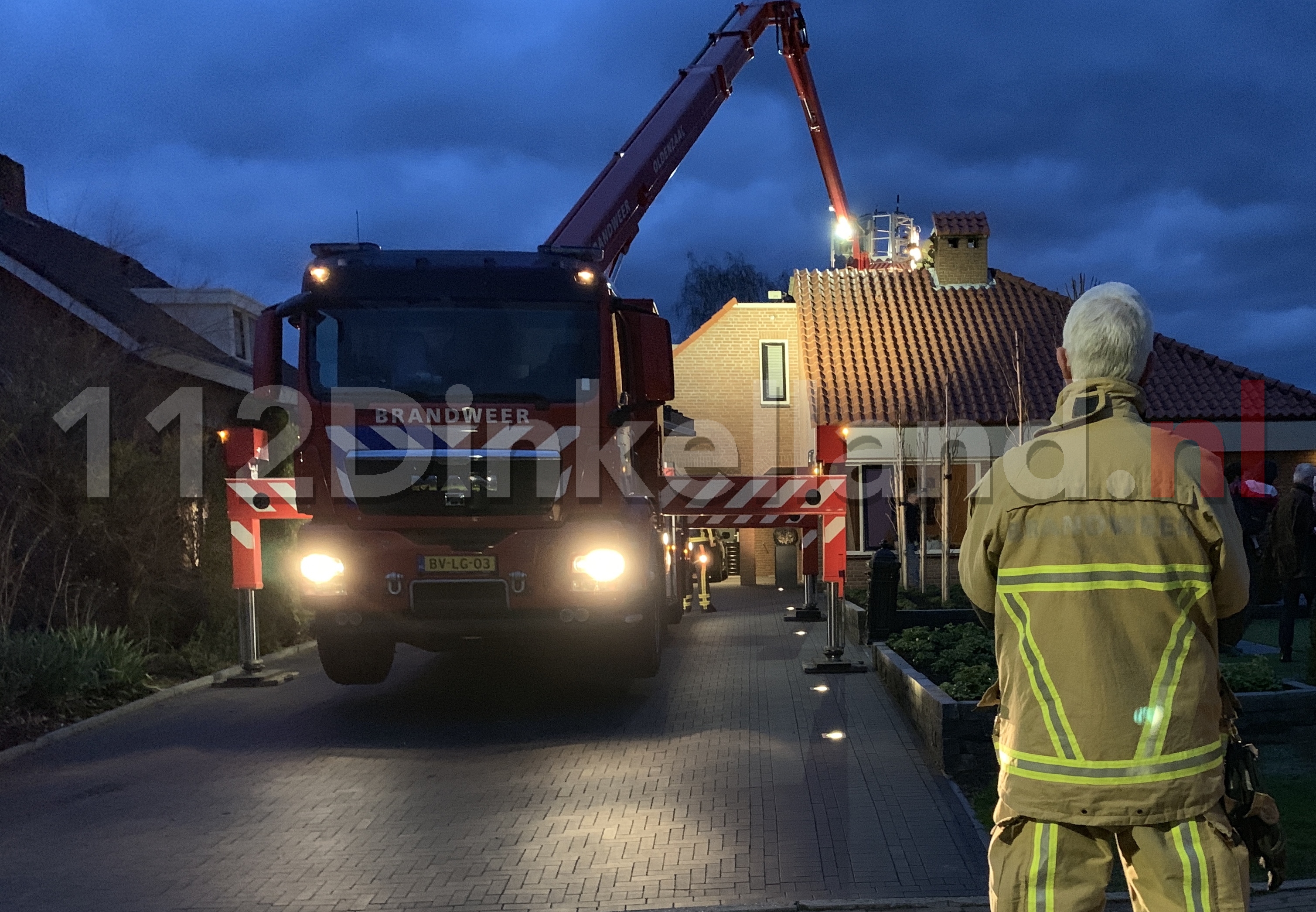 VIDEO: Brandweer rukt uit voor schoorsteenbrand in Denekamp