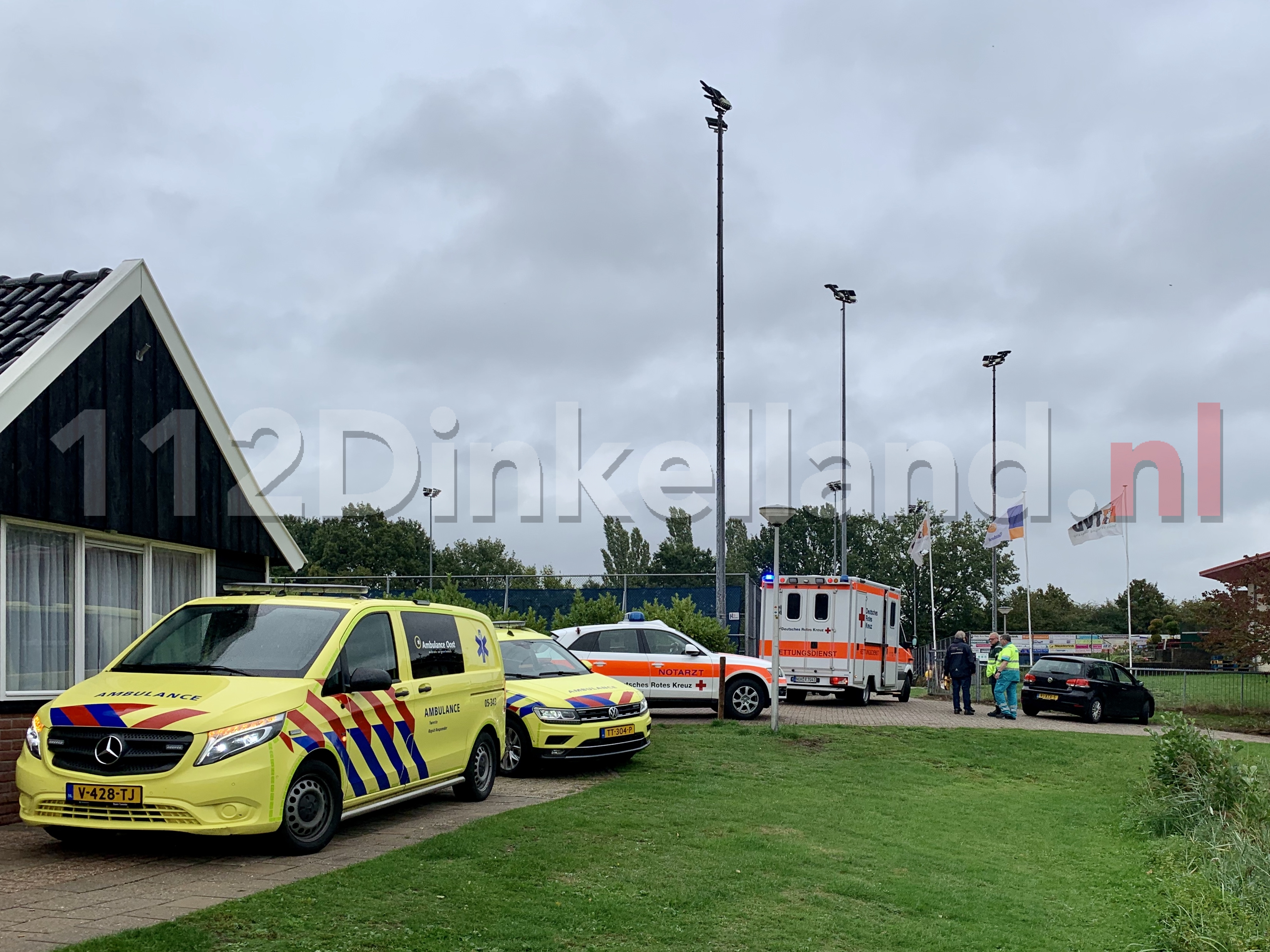 Duitse en Nederlandse hulpdiensten massaal uitgerukt voor reanimatie in Denekamp; traumahelikopter ingezet