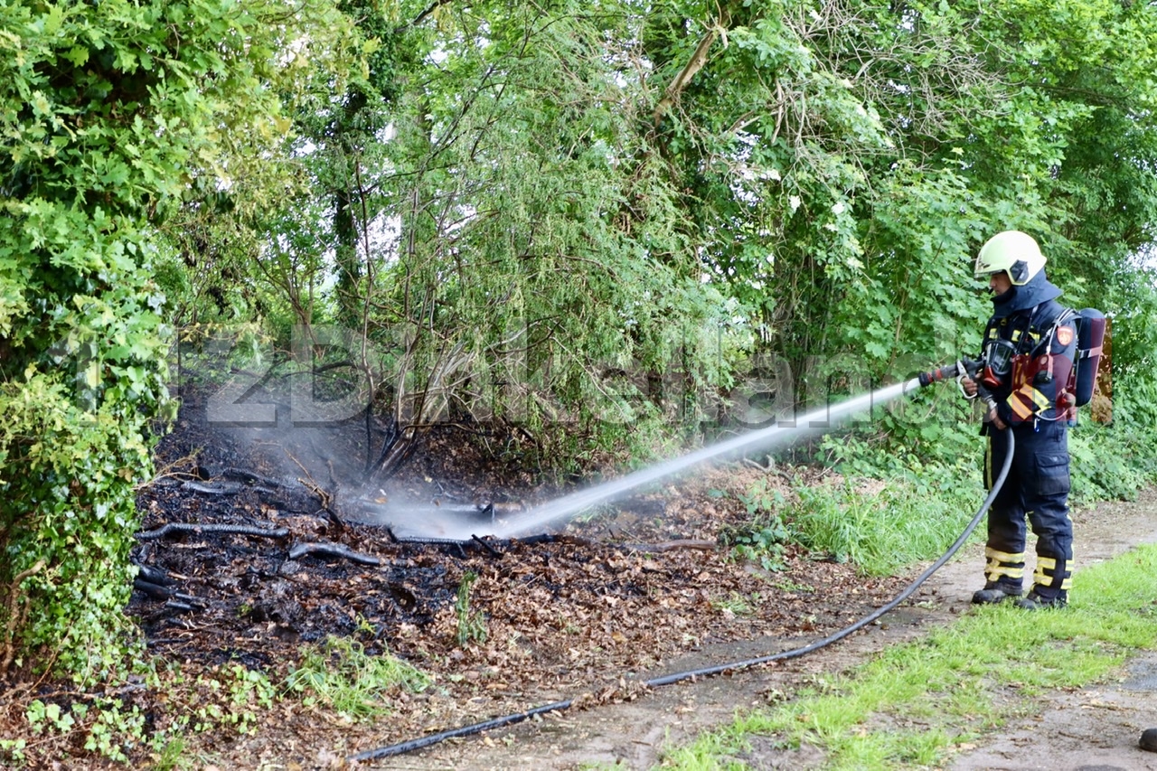 Brandweer rukt uit voor brand in bos Rossum