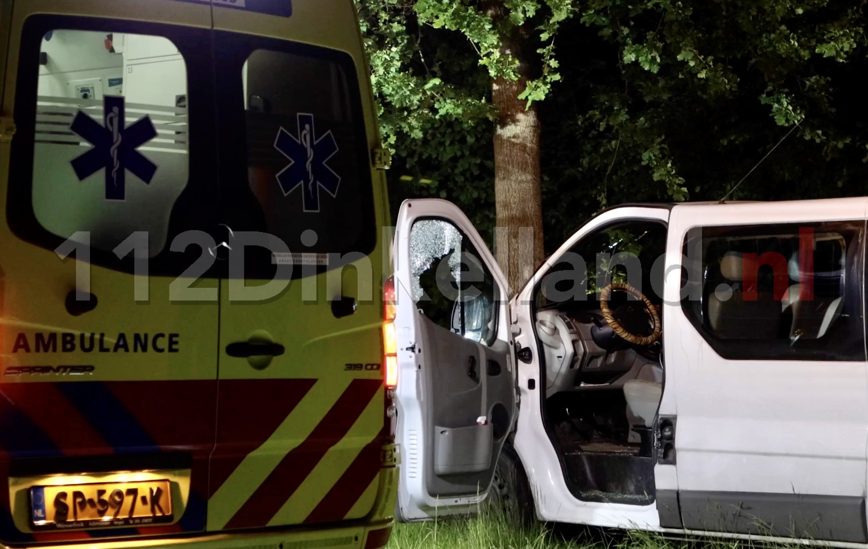 VIDEO: Automobilist in Denekamp krijgt al rijdend steen door raam; bestuurder naar ziekenhuis