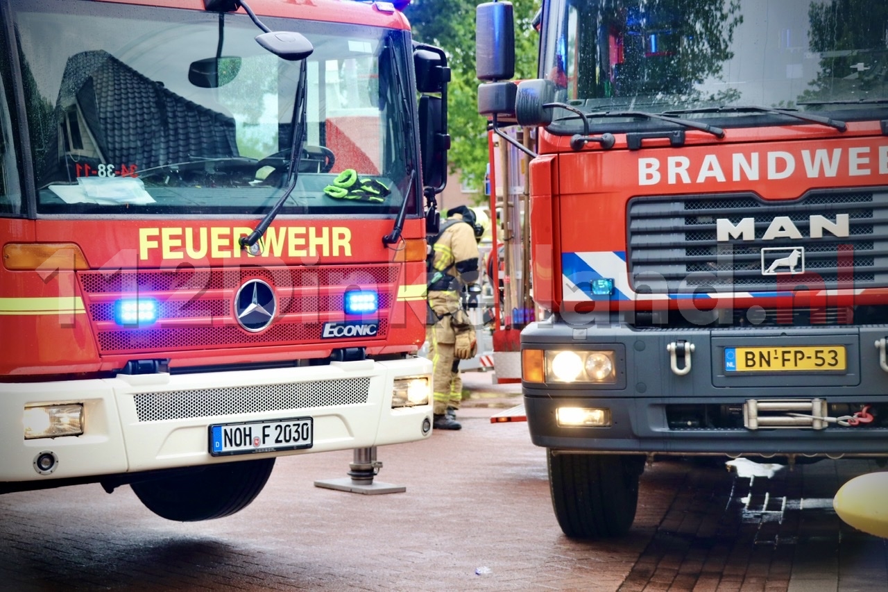 Duitse en Nederlandse brandweer rukken uit voor melding schoorsteenbrand in Denekamp