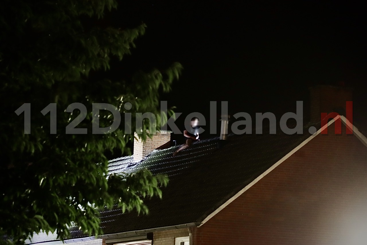 Video: Verwarde man op dak van woning in Denekamp; Arrestatieteam ingezet
