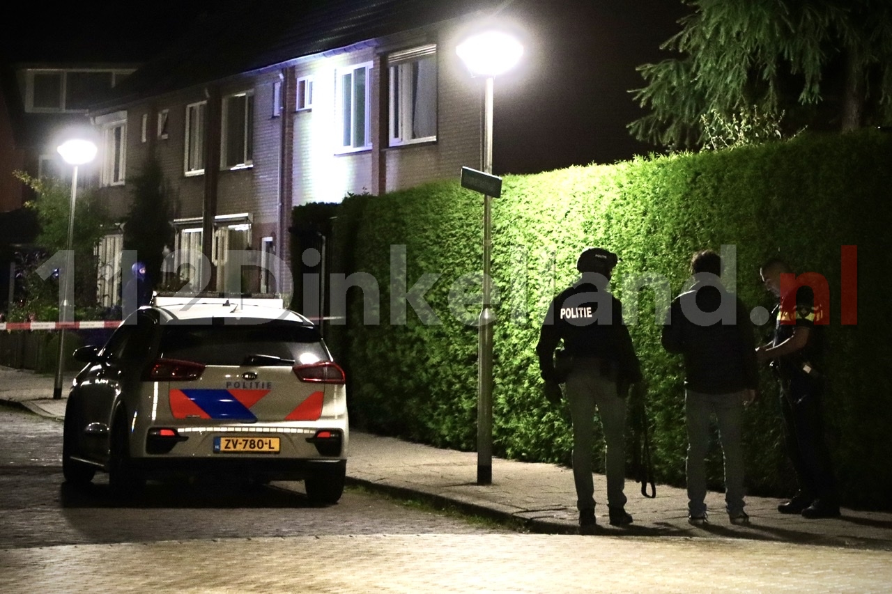 UPDATE: Verwarde man op dak van woning in Denekamp; Arrestatieteam ingezet