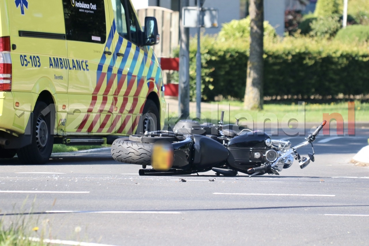 Motorrijder naar het ziekenhuis na aanrijding met auto in Rossum