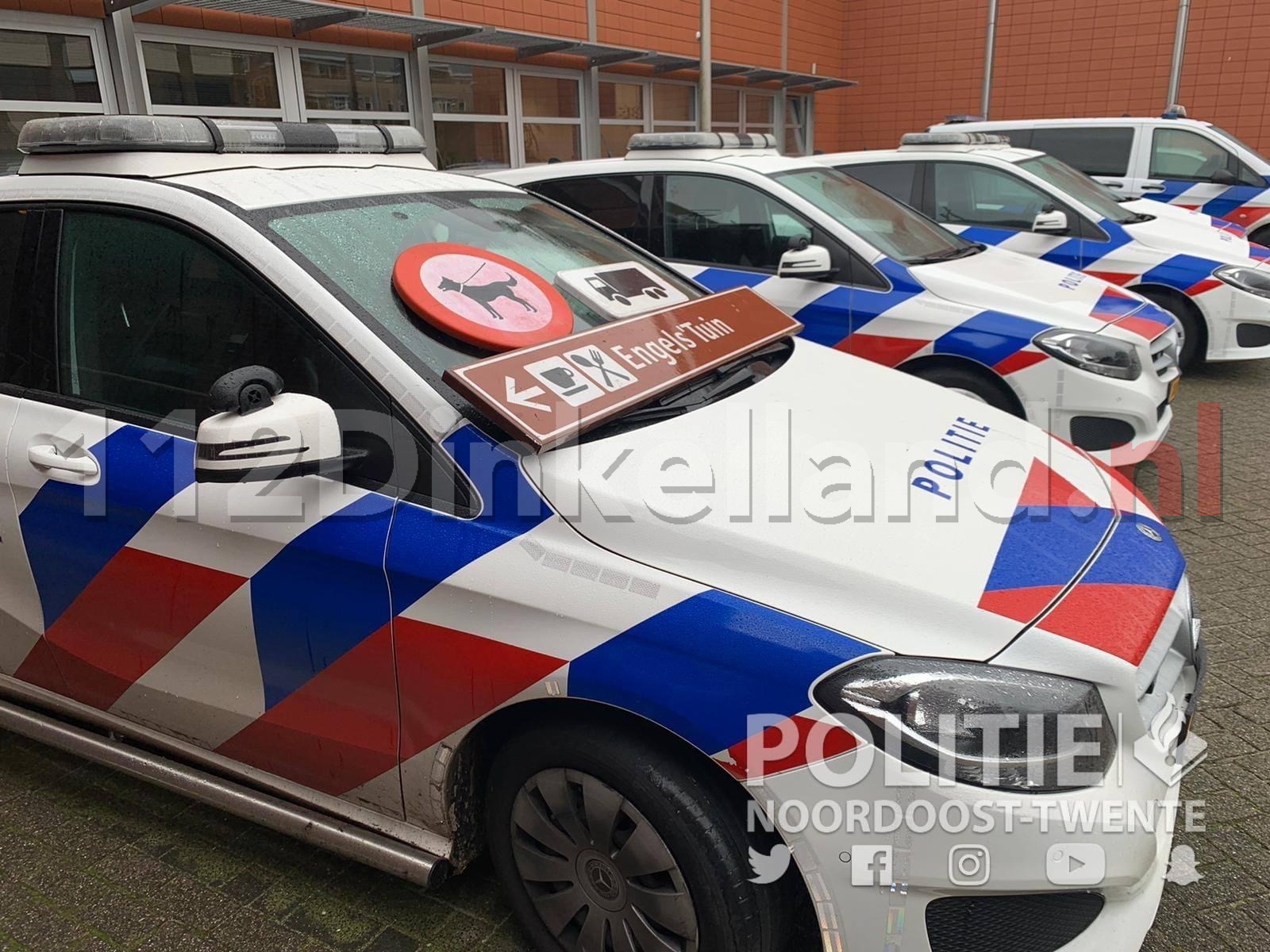 Meisjes stelen verkeersborden in Ootmarsum