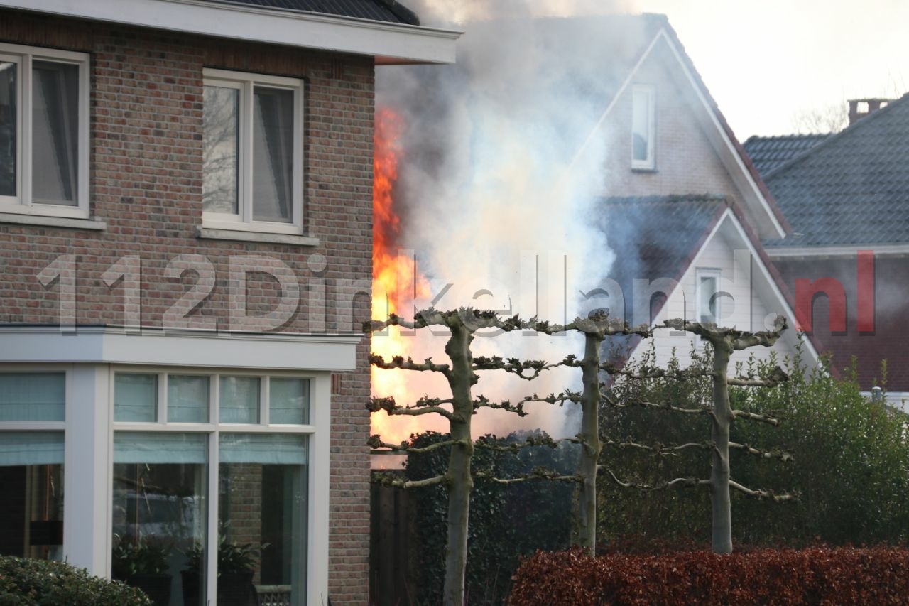 Tuinhuis naast woning in Denekamp volledig uitgebrand